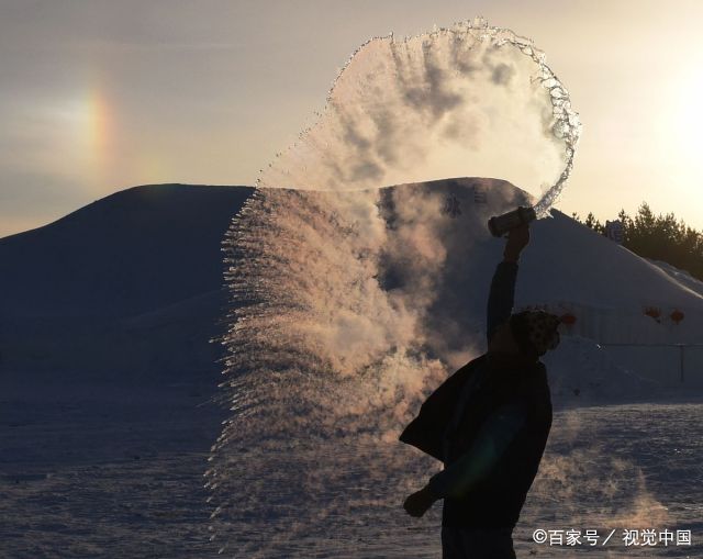 游客泼出的水,在天空中划出一道弧线,瞬间变为冰雪.